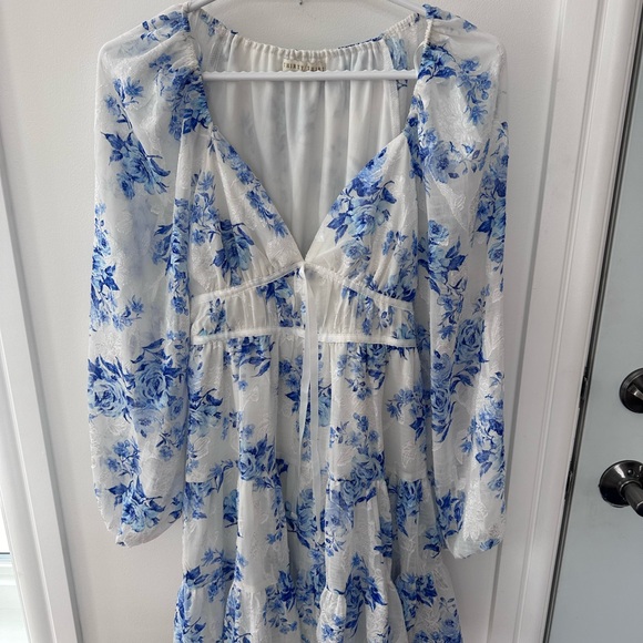 Chic Long Sleeve Floral Dress in Blue and White - Picture 2 of 12